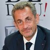 c-est-un-dieu-nicolas-sarkozy-porte-par-ses-fans.jpg